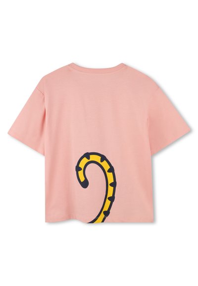 Różowa bawełniana koszulka z okrągłym dekoltem i krótkimi rękawami. Na plecach znajduje się wyraźny wzór żółwego węża z czarnymi akcentami.