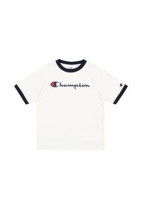 Camiseta blanca de manga corta con cuello y bordes de las mangas en ribete azul marino. Presenta un destacado logo de "Champion" en rojo y azul en la parte frontal.