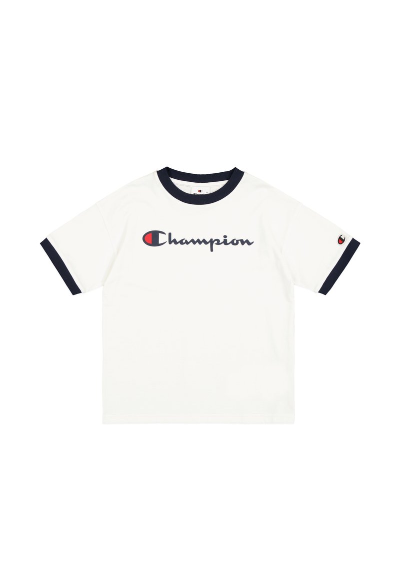 Camiseta blanca de manga corta con cuello y bordes de las mangas en ribete azul marino. Presenta un destacado logo de "Champion" en rojo y azul en la parte frontal.