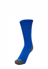 Calcetines azules con un diseño acanalado y un talón y punta grises. Presentan una textura suave y una longitud hasta la mitad de la pantorrilla.
