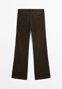 Bruine corduroy broek met een rechte pijpontwerp, voorzien van twee achterzakken en een gladde, gestructureerde stofafwerking.