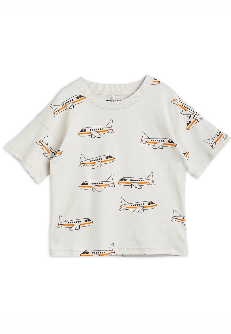 Camisa blanca de manga corta con un gráfico de avión repetido en negro y naranja. Tejido de algodón suave, cuello redondo, ajuste relajado.