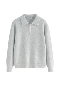 Pull-over en maille gris clair avec fermeture éclair d'un quart, col large et texture côtelée. Caractéristiques : manches longues et épaules tombantes.