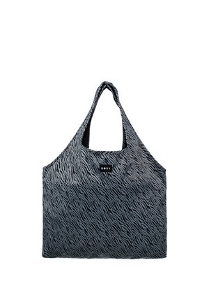 Graue und schwarze, zebragestreifte wiederverwendbare Einkaufstasche mit breiten Griffen und einem kleinen schwarzen Aufnäher mit der Aufschrift "ROXY" auf der Vorderseite.