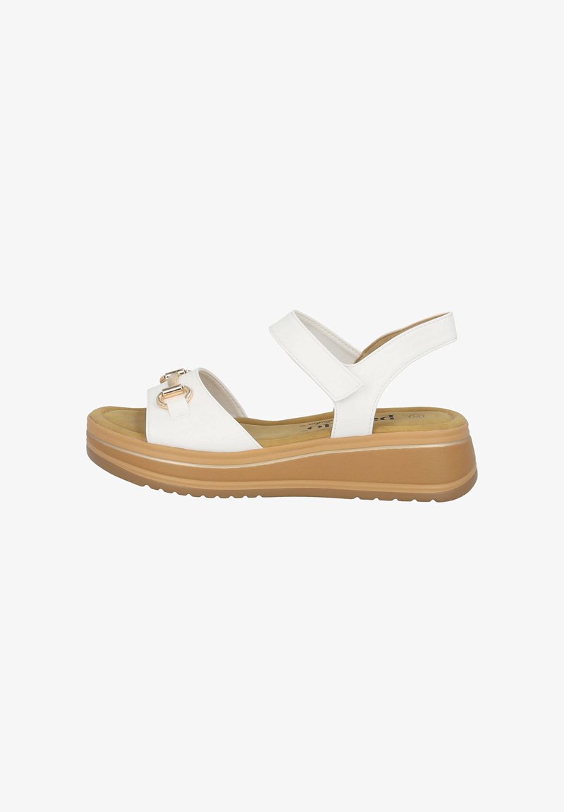 Sandales blanches avec une large sangle et un accent de boucle, dotées d'une semelle intérieure rembourrée et d'un talon en wedge tan avec une semelle texturée.