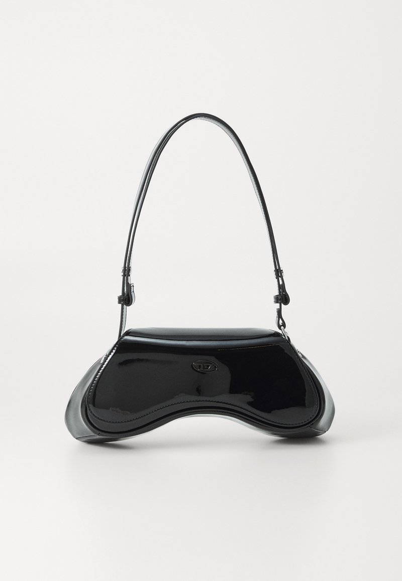 Borsa a mano in pelle nera lucida con un bordo inferiore curvo e una tracolla regolabile su uno sfondo bianco uniforme.