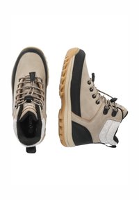 Stivali da trekking beige con dettagli neri, parte superiore in suede e tessuto testurizzato, suola in gomma e design con lacci. Sono incluse due viste laterali.