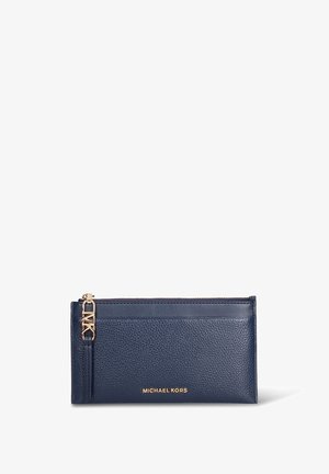 Marineblauw leren portemonnee met gestructureerde afwerking, ritssluiting en hardware in goudkleur. Voorzien van merklogo aan de voorkant en een polsbandje.