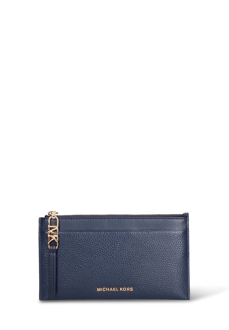 Marineblauw leren portemonnee met gestructureerde afwerking, ritssluiting en hardware in goudkleur. Voorzien van merklogo aan de voorkant en een polsbandje.