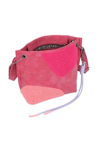 Borsa a tracolla in suede rosa con accenti testurizzati in rosa scuro e pesca chiaro, dotata di chiusura con zip e tracolla regolabile.