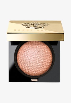 Bobbi Brown Highlighter-Compact mit einem goldfarbenen, reflektierenden Deckel, der ein strukturiertes, roségoldfarbenes Puder im Inneren zeigt, auf einem schwarzen Grund.