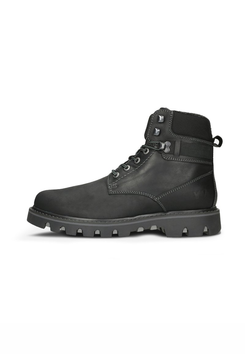 Bocanci negri din piele, cu un design înalt, talpă robustă, ochiuri din metal și guler căptușit pentru un confort și o durabilitate sporite.