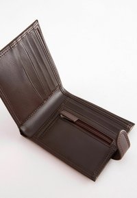 Portefeuille en cuir marron avec plusieurs emplacements pour cartes, une poche zippée et une texture lisse. Conception pliée avec des accents de détails de couture.
