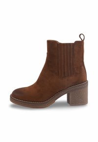 Bottine en suede marron avec un bout arrondi, des panneaux latéraux élastiques, des rayures verticales et un talon bloc texturé.