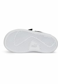 Suela de zapatilla negra con una parte inferior de goma blanca texturizada que presenta un patrón de espiga y el logo de Puma.
