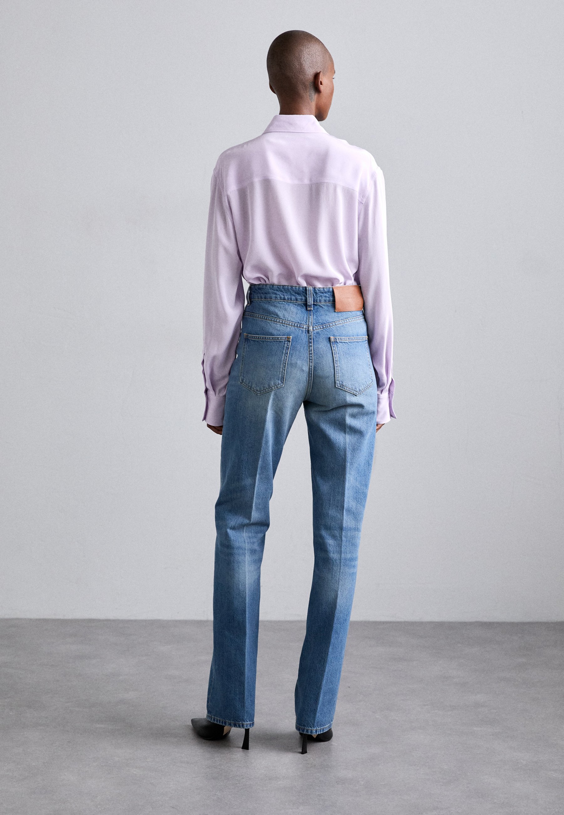 ボトムスその他 Victoria Beckham Bearnie jeans in faded blue Shop Victoria Beckham - Bernie Mid-Rise Straight-Leg Crop
