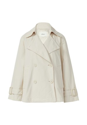 Trench coat doppiopetto color crema con ampie reverse, dettagli con bottoni e cinturini regolabili ai polsini, esposto su sfondo bianco.