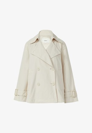 Dwurzędowy płaszcz trencz w kolorze kremowym z szerokimi klapami, guzikami i regulowanymi paskami na mankietach, prezentowany na białym tle.
