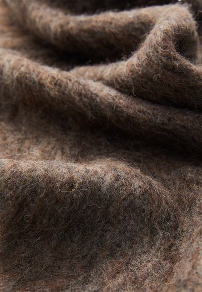 Bruine textuurstof met zachte wolvezels, die een rijke, aardse kleur toont en een iets fuzzy oppervlak heeft in gedrapeerde plooien.