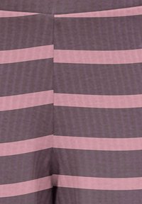 Fioletowa tkanina z poziomymi różowymi paskami. Tekstura wydaje się gładka i lekko refleksyjna, tworząc warstwowy efekt wizualny.