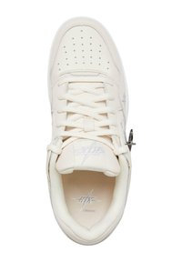Hvit atletisk sneakers med en glatt overdel med perforeringer, flate lisser, polstret krage og reflekterende detaljer på tungen.