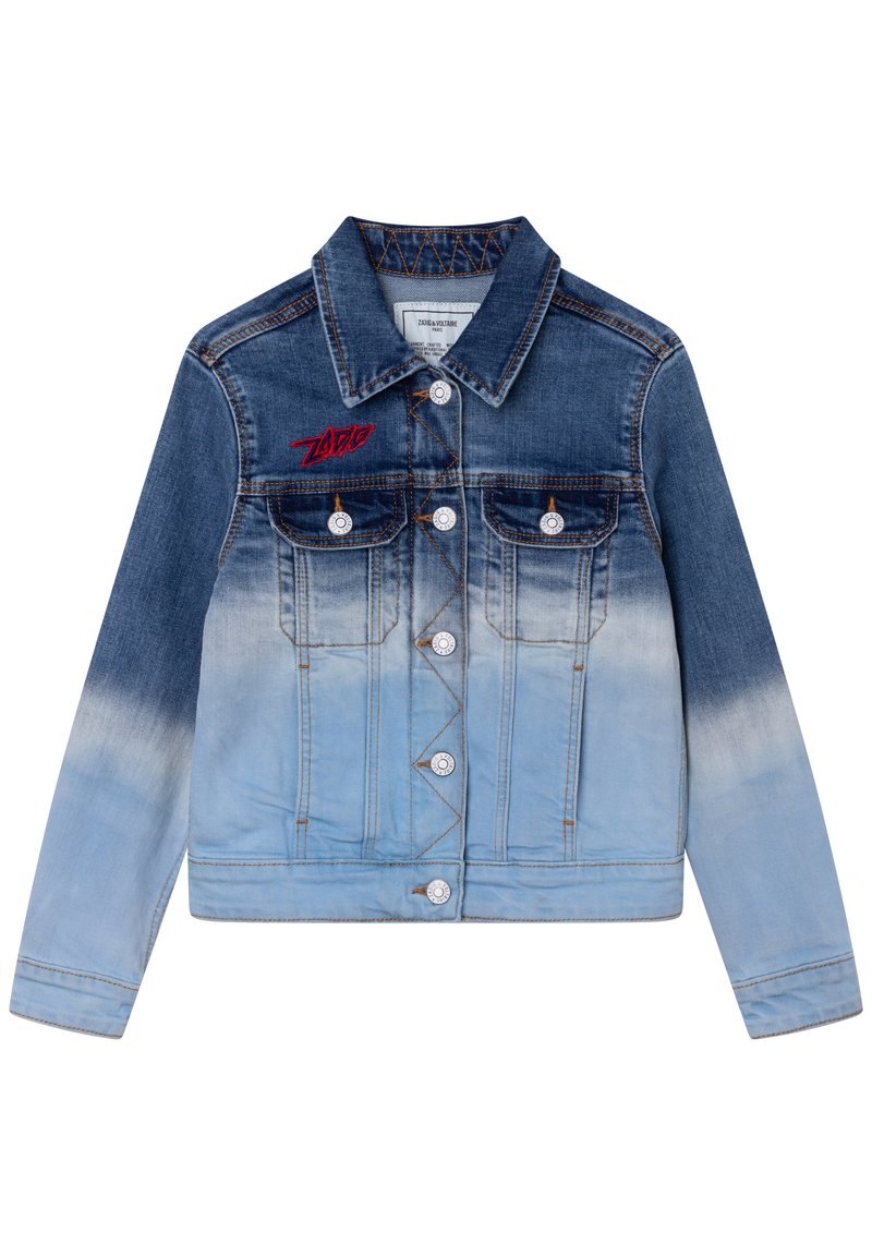 Veste en denim avec un dégradé de bleu ombragé, poches avant, boutons en argent et texte rouge brodé. Design court et ajusté.