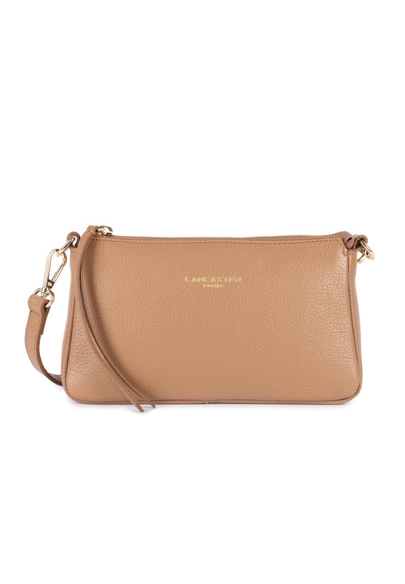 Borsa a tracolla in pelle color tan con finitura testurizzata, hardware dorato e chiusura con zip. Presenta una tracolla staccabile e logo impresso.