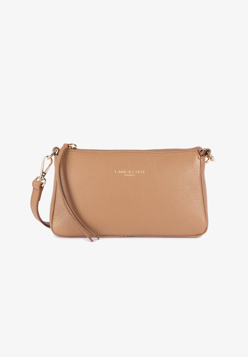 Tan leren crossbody tas met een gestructureerde afwerking, gouden hardware en een ritsluiting. Voorzien van een afneembare schouderriem en een gegraveerd logo.