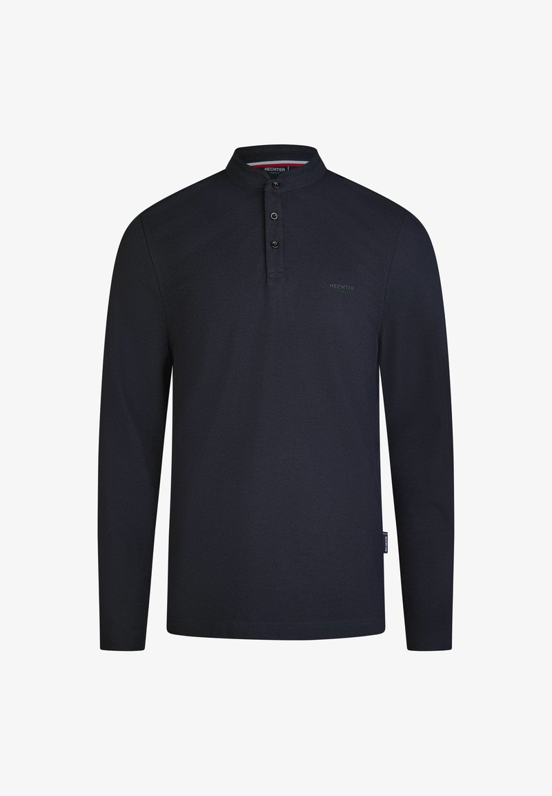 Marineblaues Langarm-Polohemd mit Stehkragen, Knopfleiste mit drei Knöpfen und dezentem Branding. Hergestellt aus strukturiertem Baumwollmaterial.