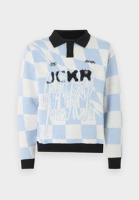 Πλεκτό πόλο πουλόβερ μακρύ μανίκι με μοτίβο καρό ανοιχτό γαλάζιο και λευκό, μαύρο γιακά και παραμορφωμένο μαύρο κείμενο στο στήθος.