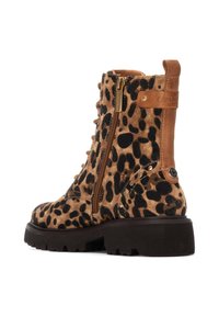 Botas de tobillo con estampado de leopardo, superficie de pelo texturizado, detalles en cuero marrón, cremallera lateral y suela de goma gruesa negra. Detalle de herrajes metálicos robustos.