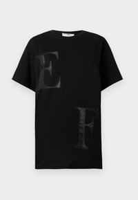 Μαύρο βαμβακερό T-shirt με κοντά μανίκια, διακοσμημένο με μεγάλες υφασμάτινες εφαρμογές γραμμάτων "E" και "F" με ελαφρώς ανάγλυφο σχέδιο.