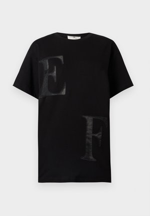 Μαύρο βαμβακερό T-shirt με κοντά μανίκια, διακοσμημένο με μεγάλες υφασμάτινες εφαρμογές γραμμάτων "E" και "F" με ελαφρώς ανάγλυφο σχέδιο.