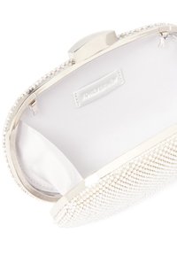 Biała torebka kopertówka z koralików z metalową ramką w kolorze srebrnym, posiadająca gładką podszewkę wewnętrzną oraz dyskretną metkę marki w środku.
