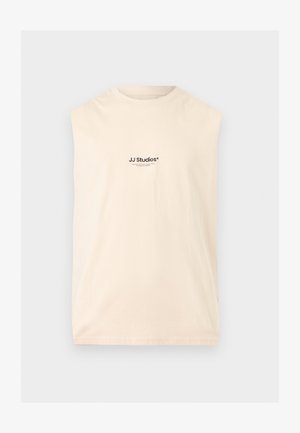 Top bej fără mâneci, cu guler rotund și mic logo negru „JJ Studios”, centrat în față.