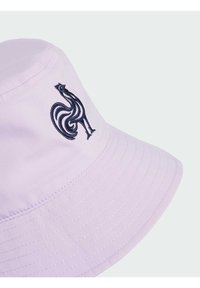 Cappello a secchiello lilla realizzato in tessuto morbido. Presenta un design di gallo ricamato in navy e cuciture visibili lungo il bordo.
