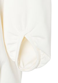 Weiße Puffärmel-Details mit gerafft verarbeitetem Stoff, featuring eine runde Öffnung am Bündchen. Glatte Textur und weiches Material.