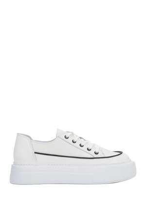 Biały niski sneaker z grubą podeszwą platformową i czarną linią akcentową wzdłuż boku i wokół palców, z białymi sznurowadłami i metalowymi oczkami.