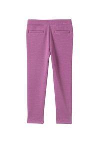 Leggings morados hechos de una tela suave y elástica. Presentan una forma ajustada con dos bolsillos traseros y detalles de dobladillo cosido.
