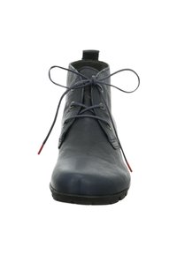 Graue Lederstiefel bis zum Knöchel mit runder Spitze, ausgestattet mit grauen Schnürsenkeln und einer Zuglasche. Die Sohle ist strukturiert für besseren Halt und hat rote Schnürsenkelakzente.