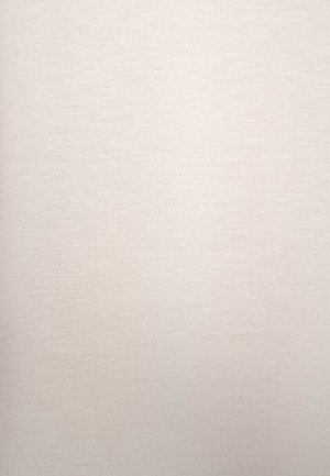 Jasno beżowa tkanina o miękkiej, gładkiej strukturze; charakteryzuje się subtelnym, równomiernym wzorem oraz minimalnym połyskiem. Odpowiednia do różnych elementów odzieży.