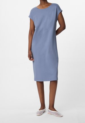 Jasnoniebieska midi sukienka z krótki rękawami, wykonana z miękkiego materiału. Prosty, luźny krój z okrągłym dekoltem i długością sięgającą do kolan.