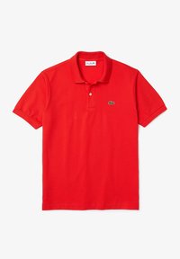 Polo roja con cuello clásico, mangas cortas y un logo de cocodrilo bordado en verde en el lado izquierdo del pecho. Tejido de algodón.
