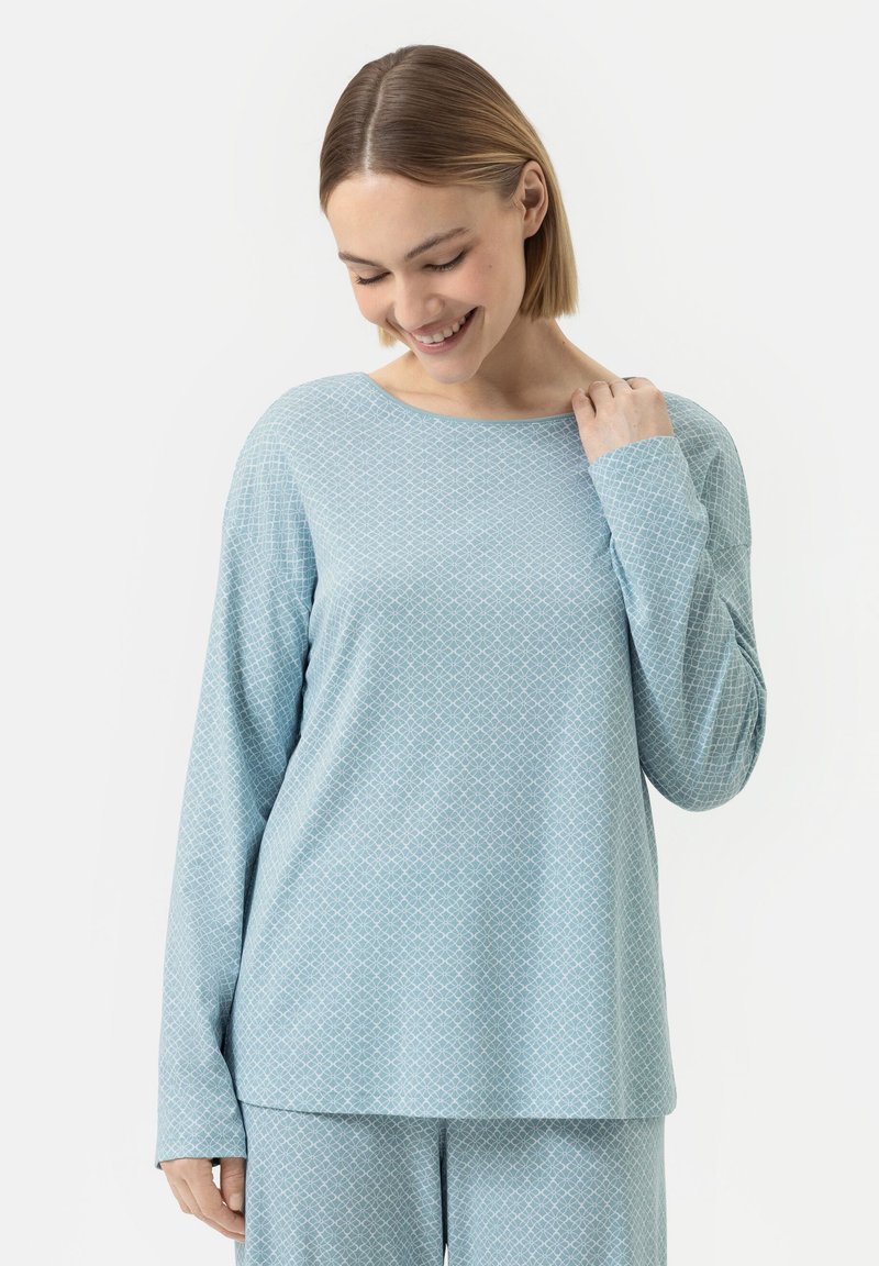 Haut à manches longues bleu clair avec un motif en diamant texturé, présentant un col bateau et une coupe décontractée. Tissu doux avec une texture lisse.