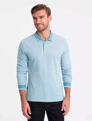 Lyseblå langærmet polo t-shirt med to-knap lukning, ribbede manchetter med striber og et lille logo på brystet.
