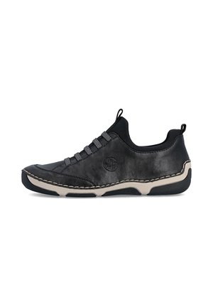 Schwarzer Low-Top-Sneaker mit grauer Sohle, gemusterten Schnürsenkeln und Zuglaschen an Zunge und Ferse, seitliches Logo auf glattem Lederobermaterial geprägt.