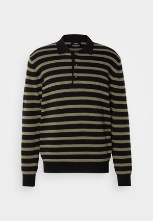 Svart och olivgrön randig tröja med polo-krage, tre-button placket och ribbade ärm- och nederkanter. Mjuk textur.
