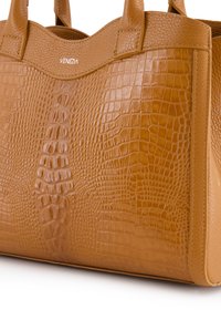 Sac à main en cuir tan avec texture crocodile gaufrée, bord lisse, double poignées et logo "Venezia" au centre supérieur.