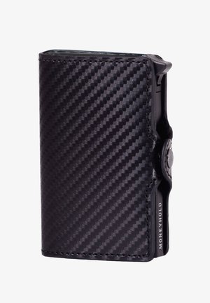 Schwarze Carbonfaser-Geldbörse mit strukturierter Oberfläche, ausgestattet mit einem Druckknopfverschluss und einem kleinen Logo an der Seite, kompaktes und rechteckiges Design.