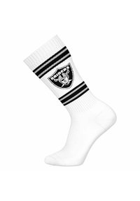 Calcetines blancos con rayas negras en la parte superior, que presentan el logo de los "Raiders" en un diseño de escudo, exhibido de manera prominente en la parte delantera.